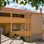 Rooms And Apartments Budisa