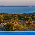 Villa Zlatno Sunce In The Hills Near Trogir