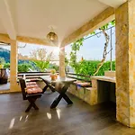 Charming Apartment With Private Pool In Mastrinka - 98 Sqm