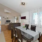 Apartmani Adela