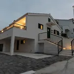 Villa Solenta S Grijanim Bazenom