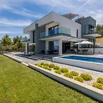 Villa Navisus With Heated Pool And Roof Top Jacuzzi-150M From The Beach