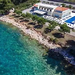 Hotel Antica-Seafront Hotel With Comfortable Rooms And Pool