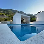 Tole Villa Podaca 2 With Heated Pool