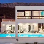 New! Villa Lemon With Heated Infinity Pool, A Hot Tub, A Cinema Room, Sea Views, 6 Pax