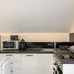 Elegant Residence Rooms & Apartments