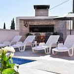 3 Bedroom Beautiful Apartment In Solin