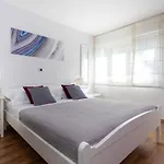 Spacious Split Apartment - Balcony & Near Old Town
