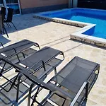 Apartment Gajo With Swimming Pool Near Split