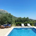 Lola - Privacy, Pool & View