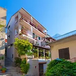 Apartments And Rooms With Wifi Makarska - 11063