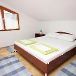 Apartment Gradac 6819A