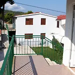 Apartments With A Parking Space Stomorska, Solta - 5238