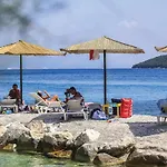 1 Bedroom Beach Front Apartment In Slatine