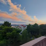 Lovely 2-Bed Apartment With Balcony/Free Parking.