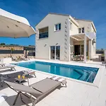 Villa Ora With Heated Pool, Whirlpool, 4 Bedrooms