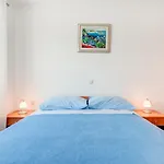 Apartmani Mirta Omis A