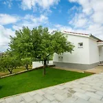 Modern House W Large Garden & Children Playground