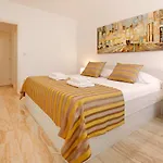 Modern 2-Bed Apt, Late Check In Available