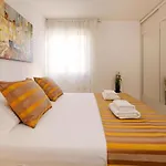 Modern 2-Bed Apt, Late Check In Available