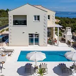 Villa Ora With Heated Pool, Whirlpool, 4 Bedrooms