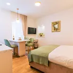 Luxury 2 Bedroom-2 Bathroom Apartment With Rooftop Terrace & Luxury Studio App