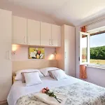 Amazing Home In Vojnic Sinjski With Sauna