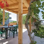 Lovely Apartment In Zrnovnica With Jacuzzi