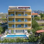 Lovely Apartment In Zrnovnica With Jacuzzi