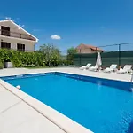 Awesome Home In Runovic With Wifi