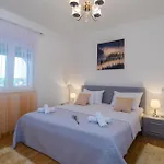 Lovely Apartment In Obrovac Sinjski With Kitchen