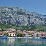 Beautiful Home In Makarska With Kitchen