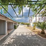1 Bedroom Nice Apartment In Okrug Gornji