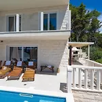Awesome Home In Sumartin