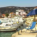 Awesome Apartment In Vinisce With Wifi