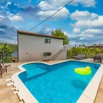 Awesome Home In Drvenik Veliki With Kitchen