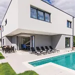 5 Bedroom Lovely Home In Kastel Kambelovac