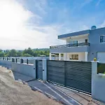 3 Bedroom Stunning Home In Bogomolje