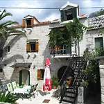 Ferienhaus Mit Terrasse Fuer Fuenf Personen