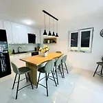 Modern Apartment Near Trogir Center, Free Parking