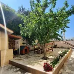 Green Cozy Apartment With Shared Pool