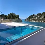 Villa Philippa - Luxurious Five-Room Villa - Idyllic Location - First Row To The Sea - Spectacular View Of The Sea Bay - Unforgettable Sunsets - 15 Minutes From Supetar Ferry Port - Free Parking - Private Pool