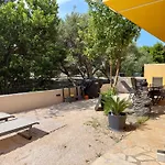 Spacious Apartment Close To The Sea In Kastel Luksic