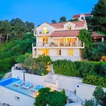 Villa Philippa - Luxurious Five-Room Villa - Idyllic Location - First Row To The Sea - Spectacular View Of The Sea Bay - Unforgettable Sunsets - 15 Minutes From Supetar Ferry Port - Free Parking - Private Pool
