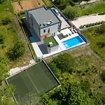 New! 3-Bedroom Villa Pera With Heated Pool, 7Km From Beach