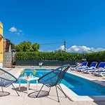 Villa Yellow With Heated Pool