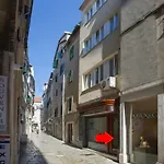 Apartment & Room Split Lea