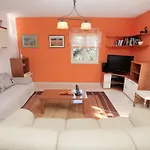 Apartman Tone