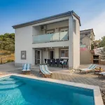 Villa Calma With Swimming Pool