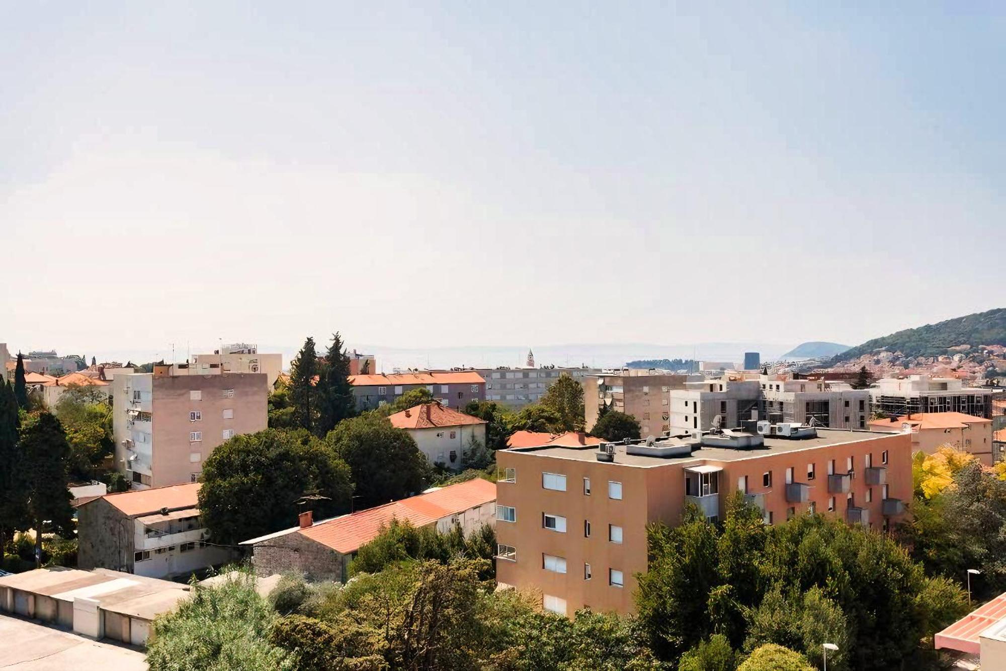 Panoramic City-view With Sunset Balcony
